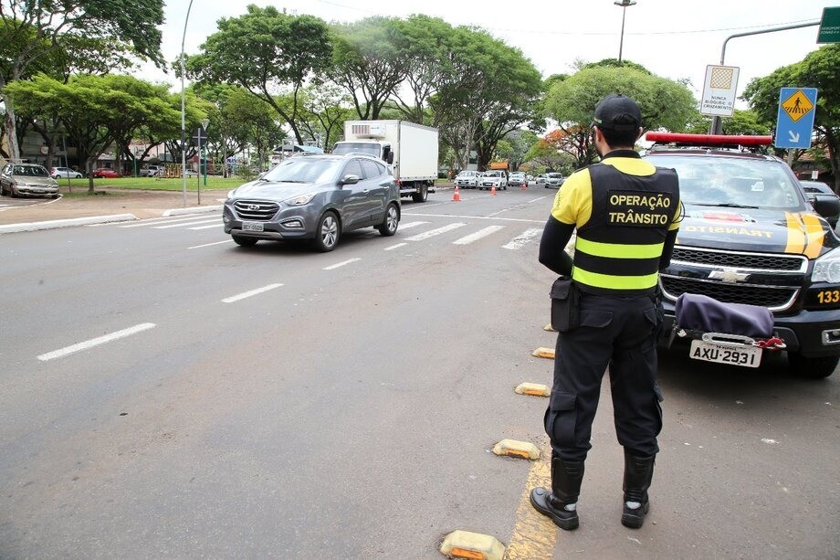 Motorista e motociclista reagem à abordagem em blitz
