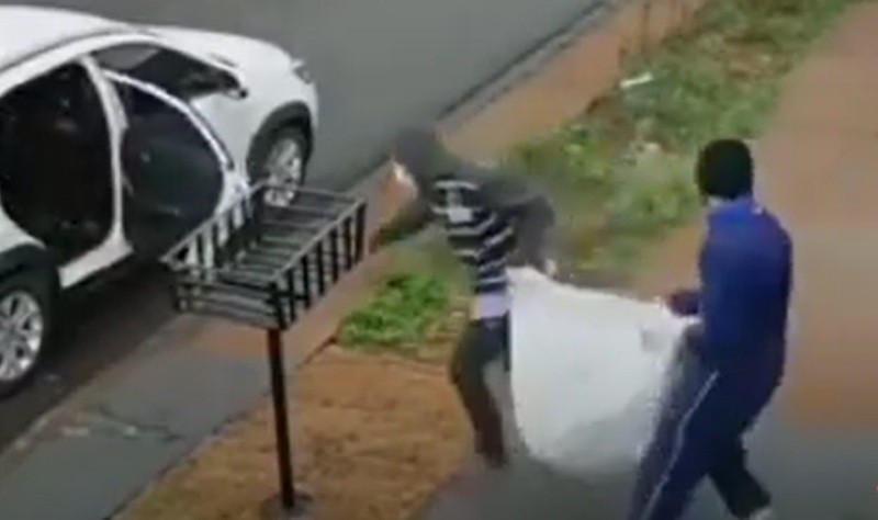 Câmeras flagram ladrões invadindo casa e levando 80 celulares em Maringá