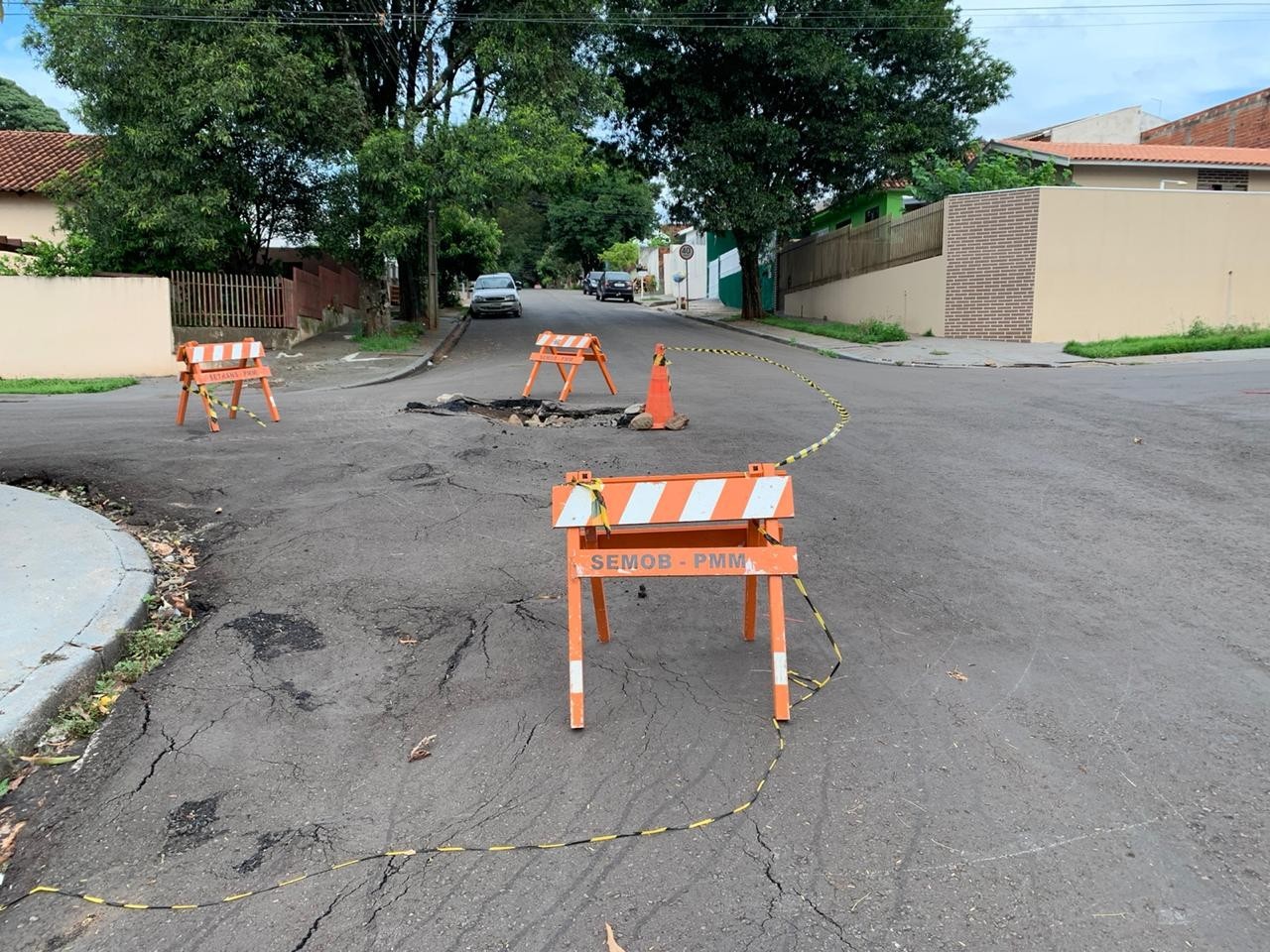 Asfalto recém-recapeado está desmanchando em rua do Borba Gato
