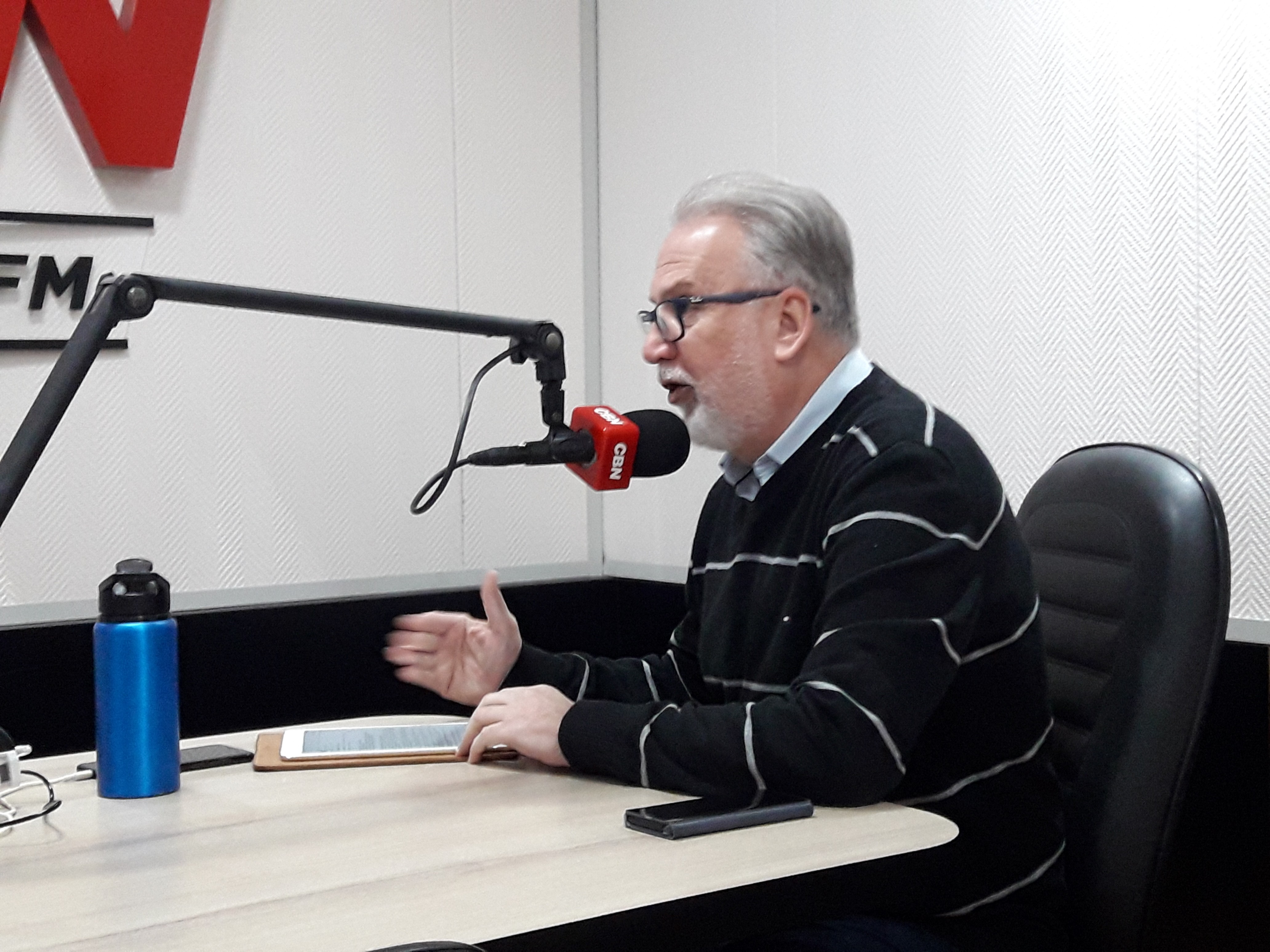 Câmara atrás dos números