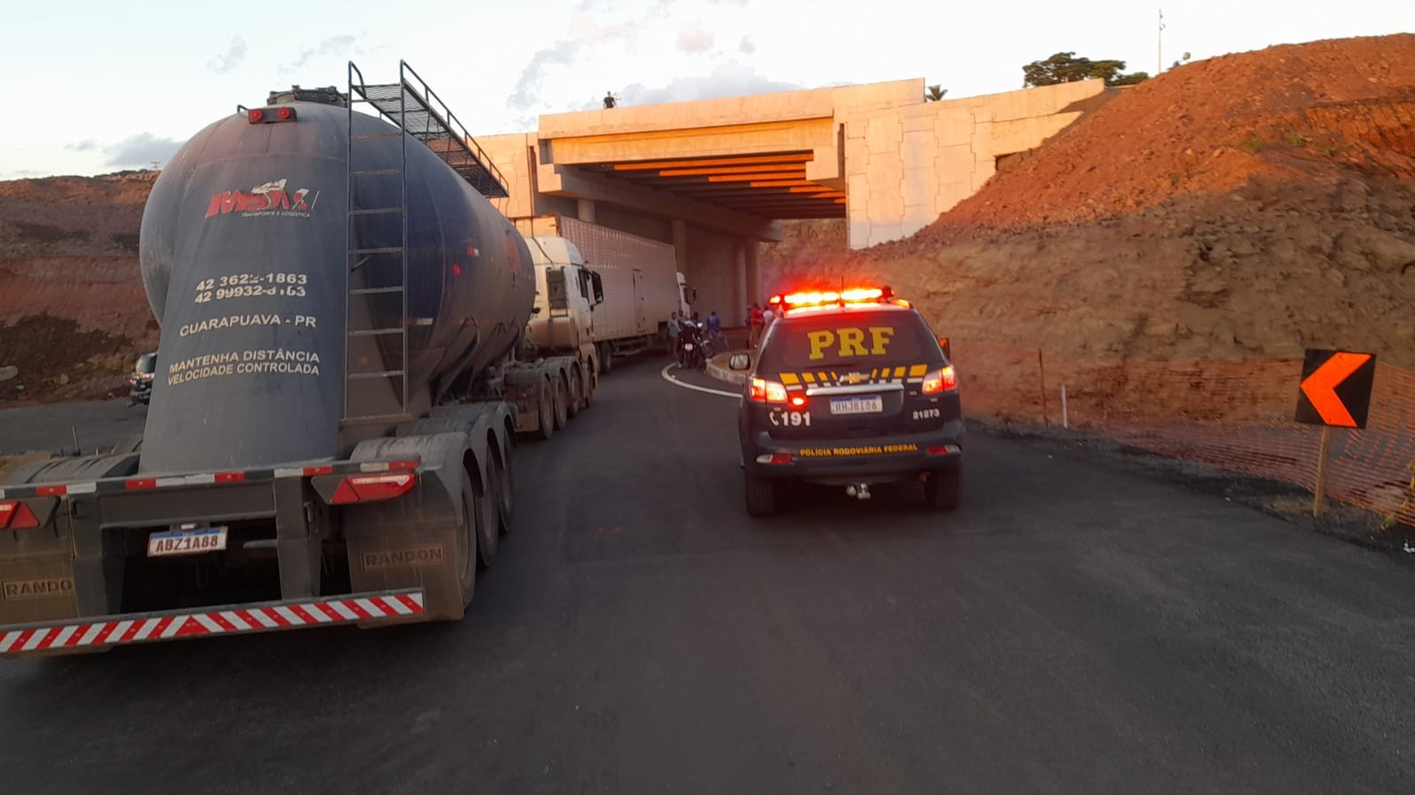 Trabalhadores do Contorno de Jandaia do Sul fazem protesto e fecham BR-376