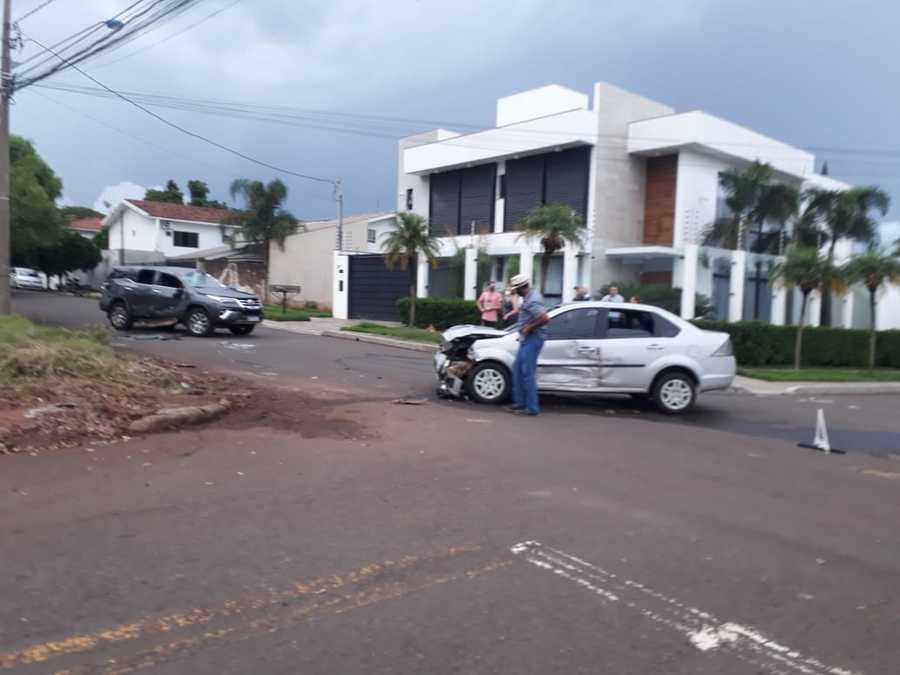 Câmera flagra acidente entre carros que terminou em capotamento, em Maringá