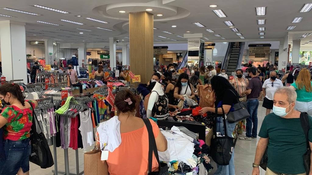 Lojas do comércio de rua estão abertas neste domingo (20)