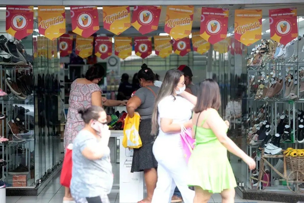 Comércio de Maringá abre neste sábado e domingo em horário especial; veja os detalhes