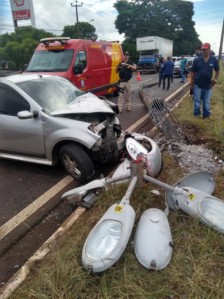 Mulher colide contra poste do canteiro central da Avenida Colombo