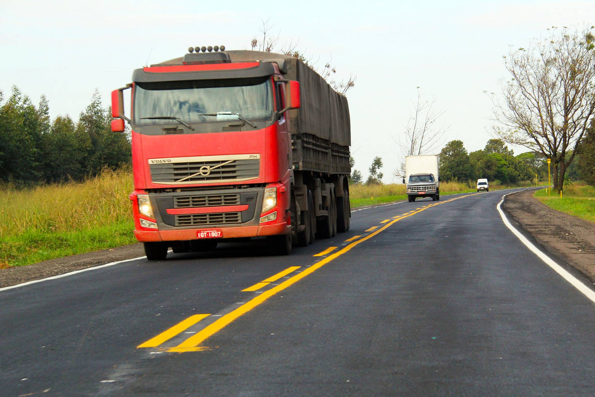 Alta do dólar, do petróleo e do aço elevou o custo do transporte de cargas