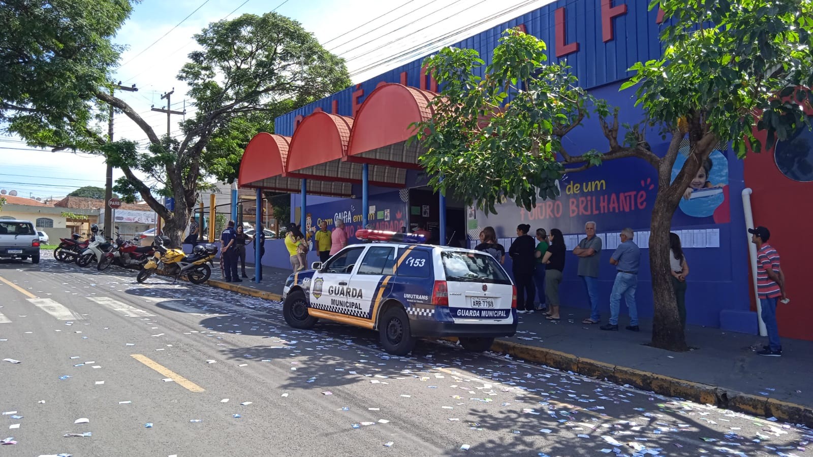 Muita fila e muitos “santinhos” espalhados nos locais de votação em Umuarama