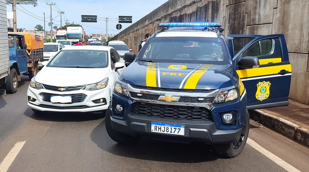 Dois presos são flagrados em carro roubado durante saída temporária