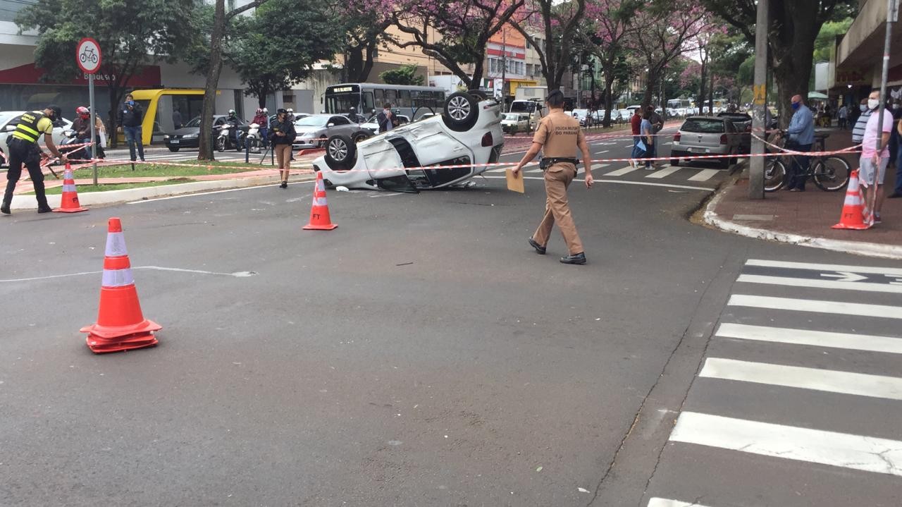 Carro capota após batida no centro de Maringá
