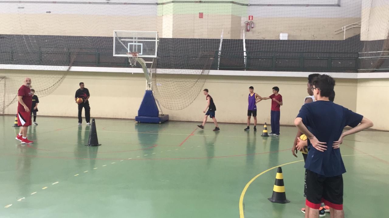 Garotada aproveita as férias para treinar basquete