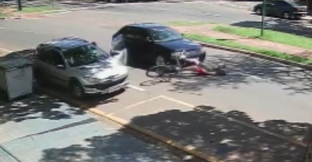 Ciclista que bateu em porta de carro e foi atropelado está fora de perigo, diz mãe