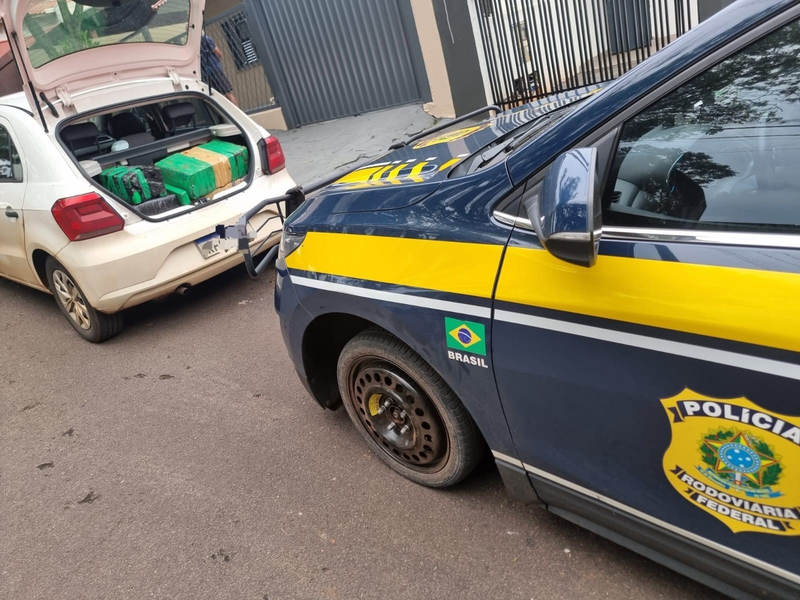 PRF apreende veículo carregado com maconha em Iguaraçu