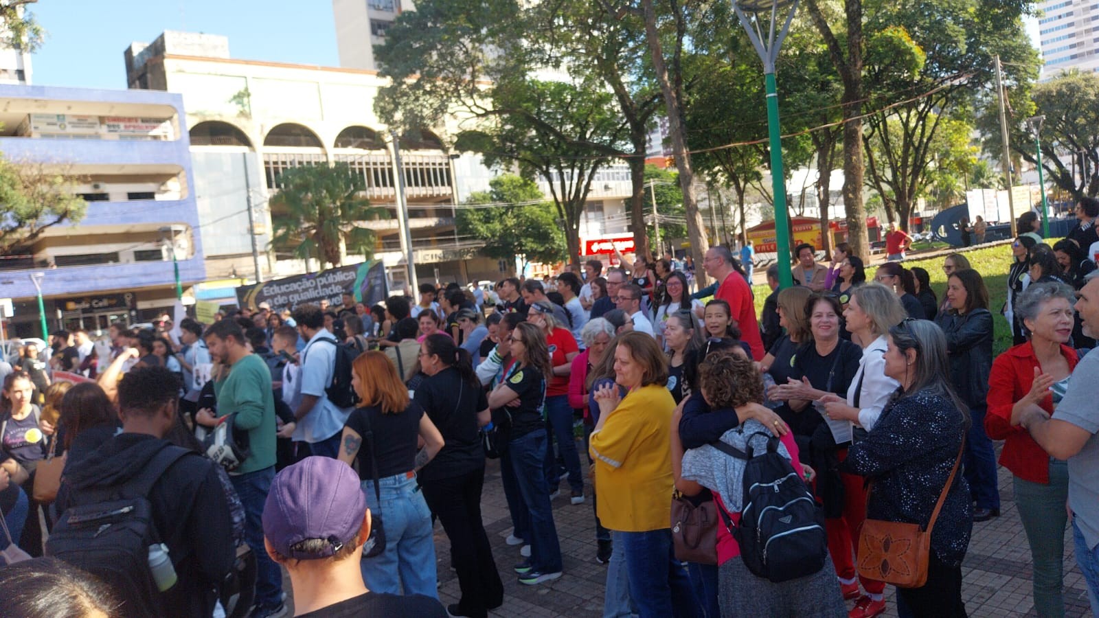 Professores da rede estadual entram em greve