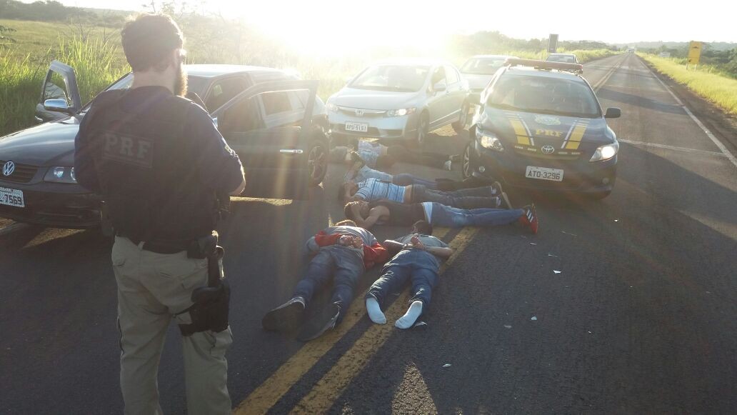 PRF recupera em comboio quatro veículos roubados