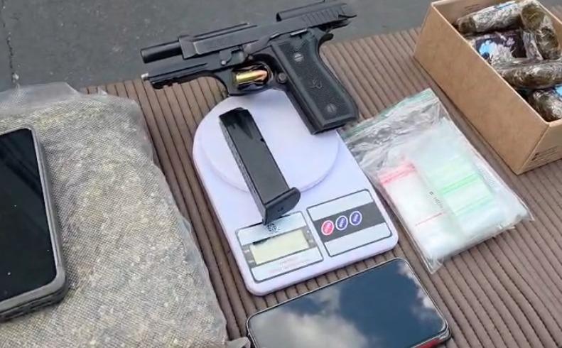 Suspeito de tráfico foge de abordagem, bate o carro e é preso em Maringá