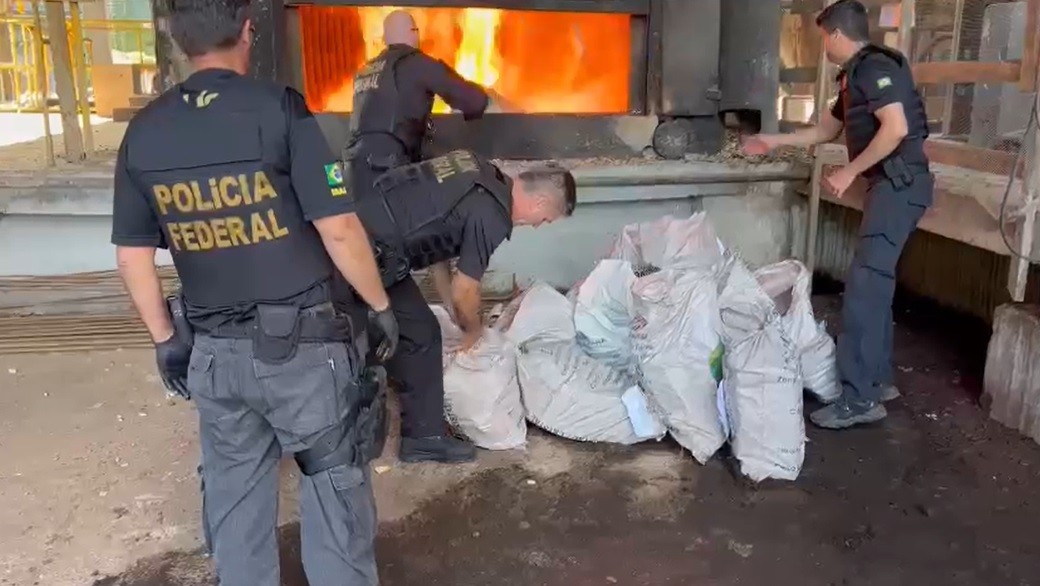 Mais de 500 kg de cocaína são incinerados pela Polícia Federal em Maringá
