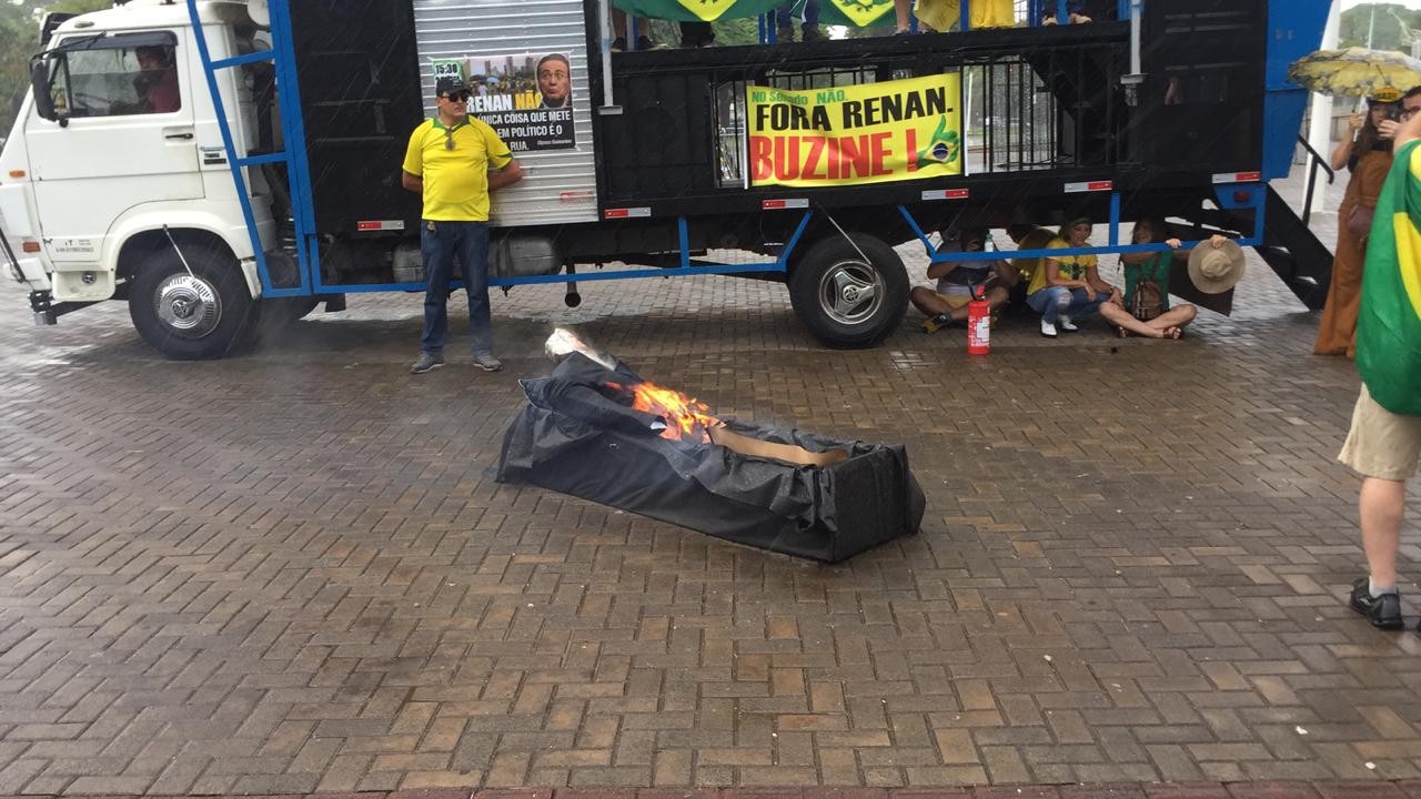 Sob chuva, grupo em Maringá realiza ato contra Renan Calheiros