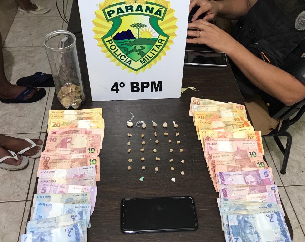 Um homem e dois adolescentes são detidos por tráfico de drogas