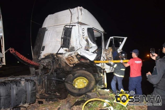 Trem bate em caminhão na linha férrea que corta a BR-369