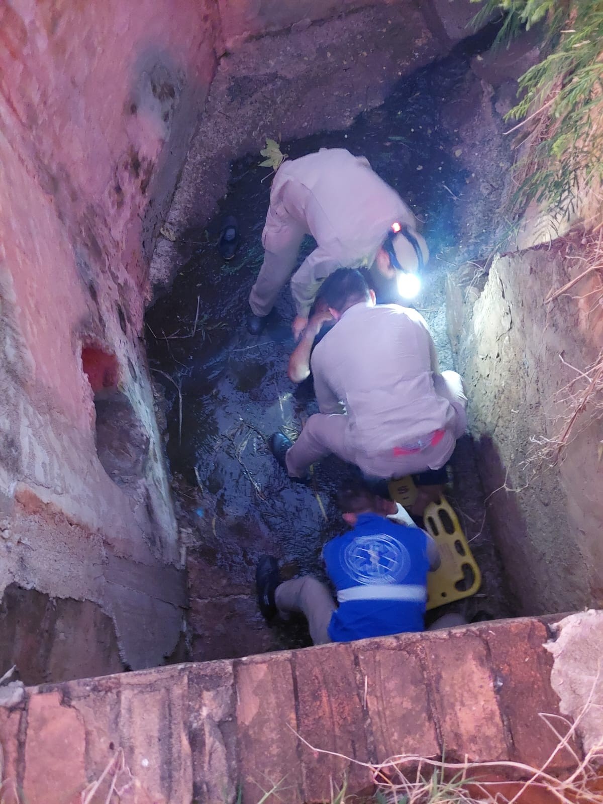 Motociclista é resgatado de dentro de bueiro após perder o controle da direção