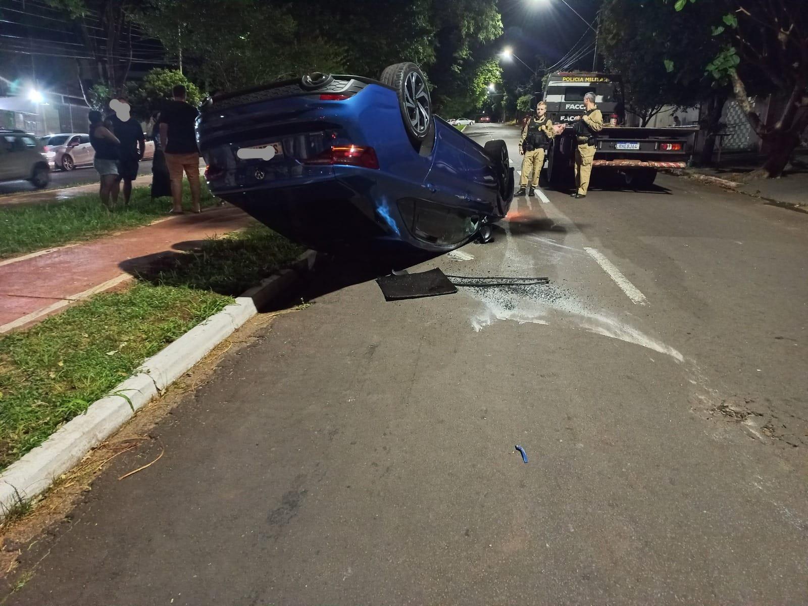 Vídeo mostra carro batendo em veículo parado e depois capotando
