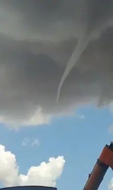 Tornado é filmado por agricultores de Itambé; vídeo