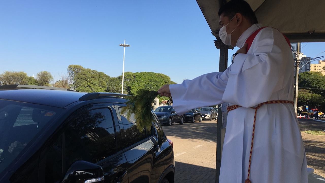 Veículos fazem fila para receber a bênção de São Cristóvão