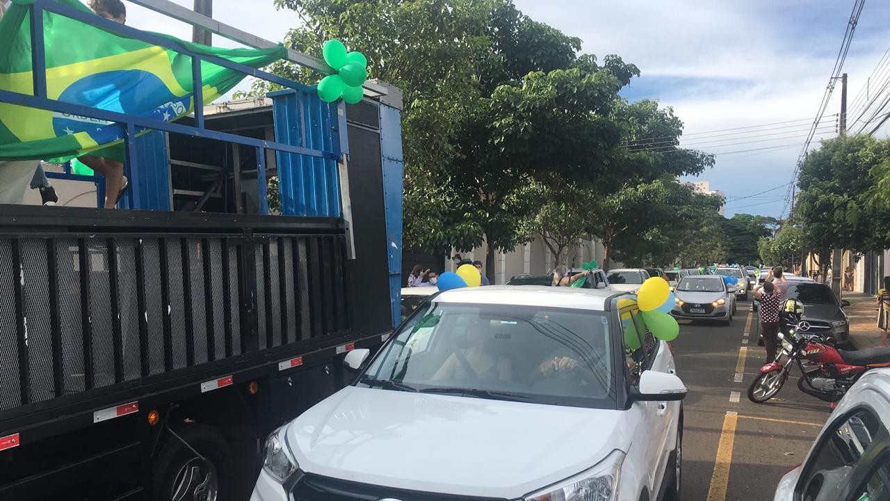 Movimento Unidos pela Educação promove carreata pedindo prioridade às aulas presenciais