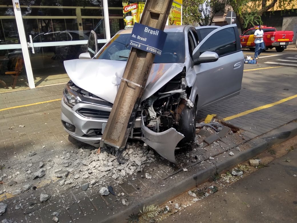 Motorista bate em poste de energia na Avenida Brasil