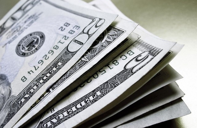 Com dólar oscilando e inflação em queda, investimento de curto prazo tem que ser atrelado à Selic