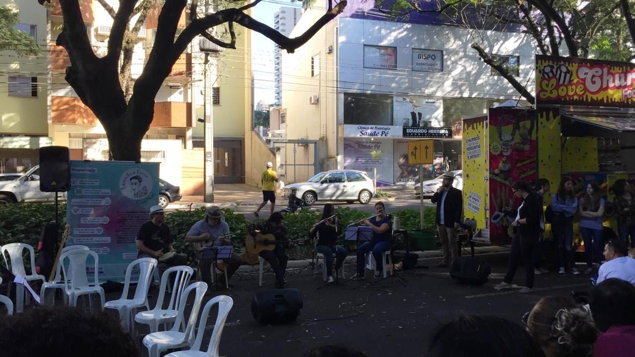Músicos se apresentam no Parque do Ingá