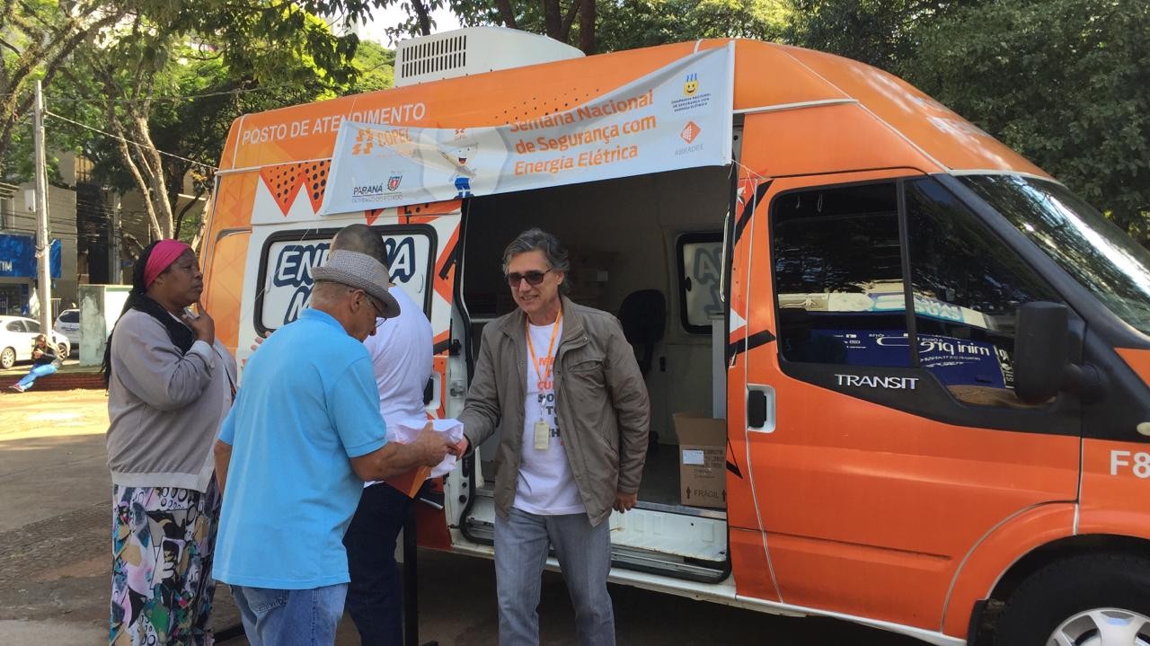 Voluntários da Copel orientam população sobre acidentes com choque elétrico