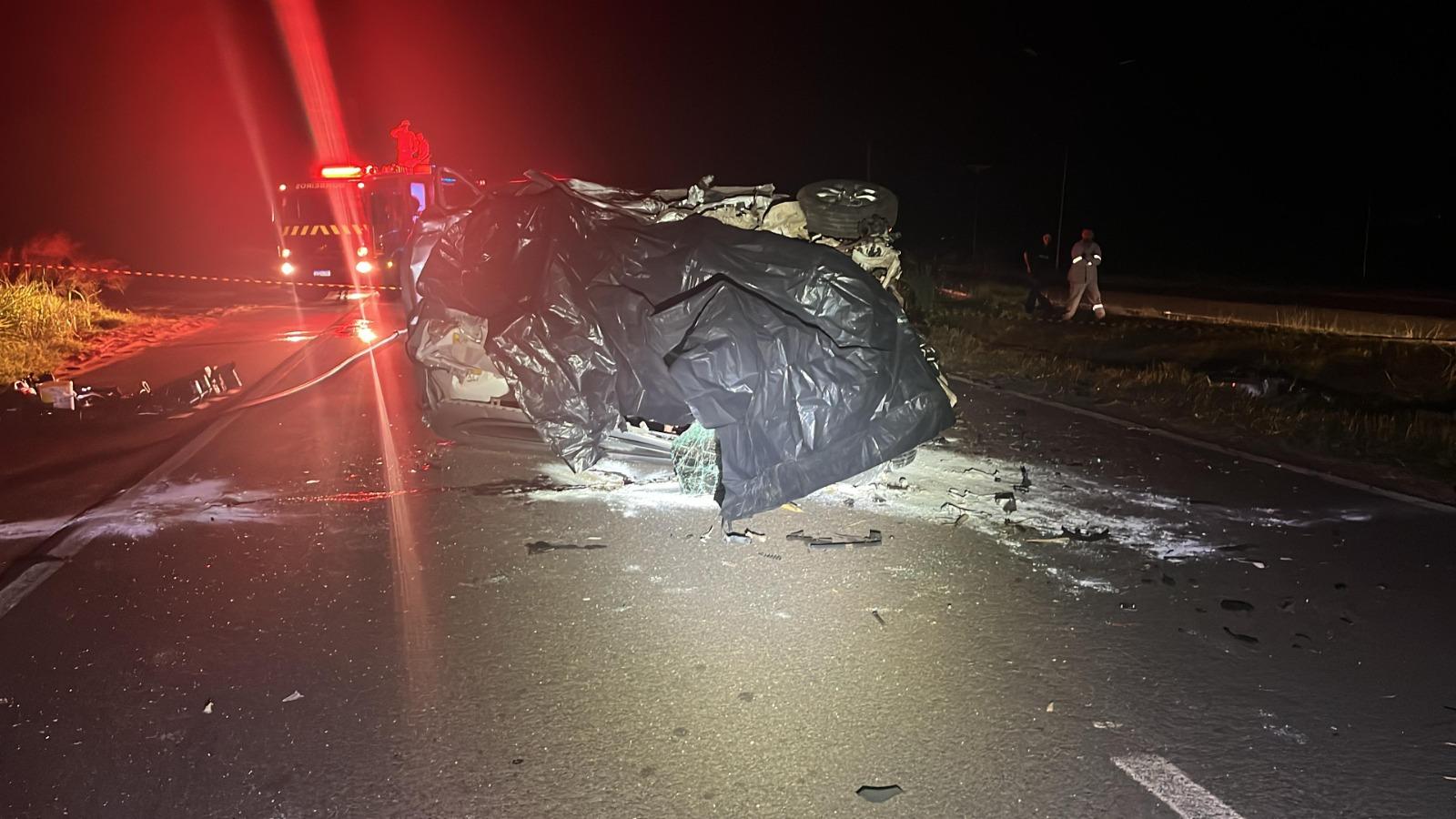 Motorista bate carro na traseira de caminhão e morre na BR-376