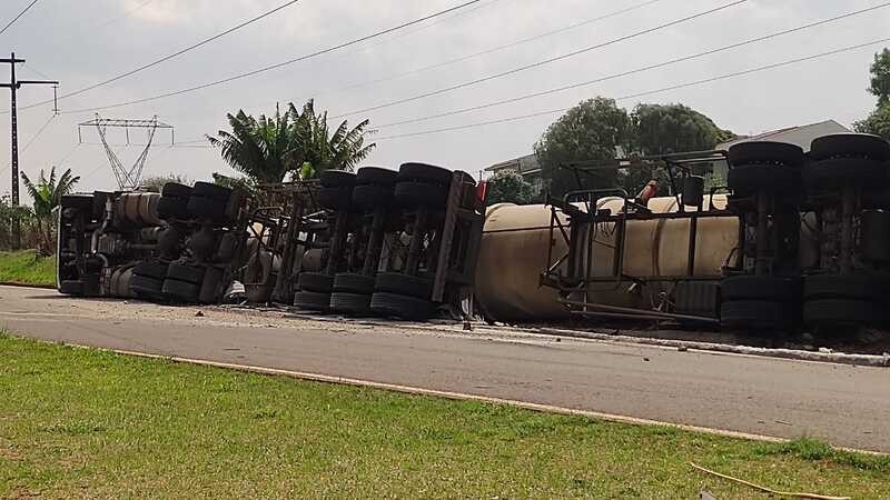 Carreta carregada com diesel tomba no Contorno Sul de Maringá