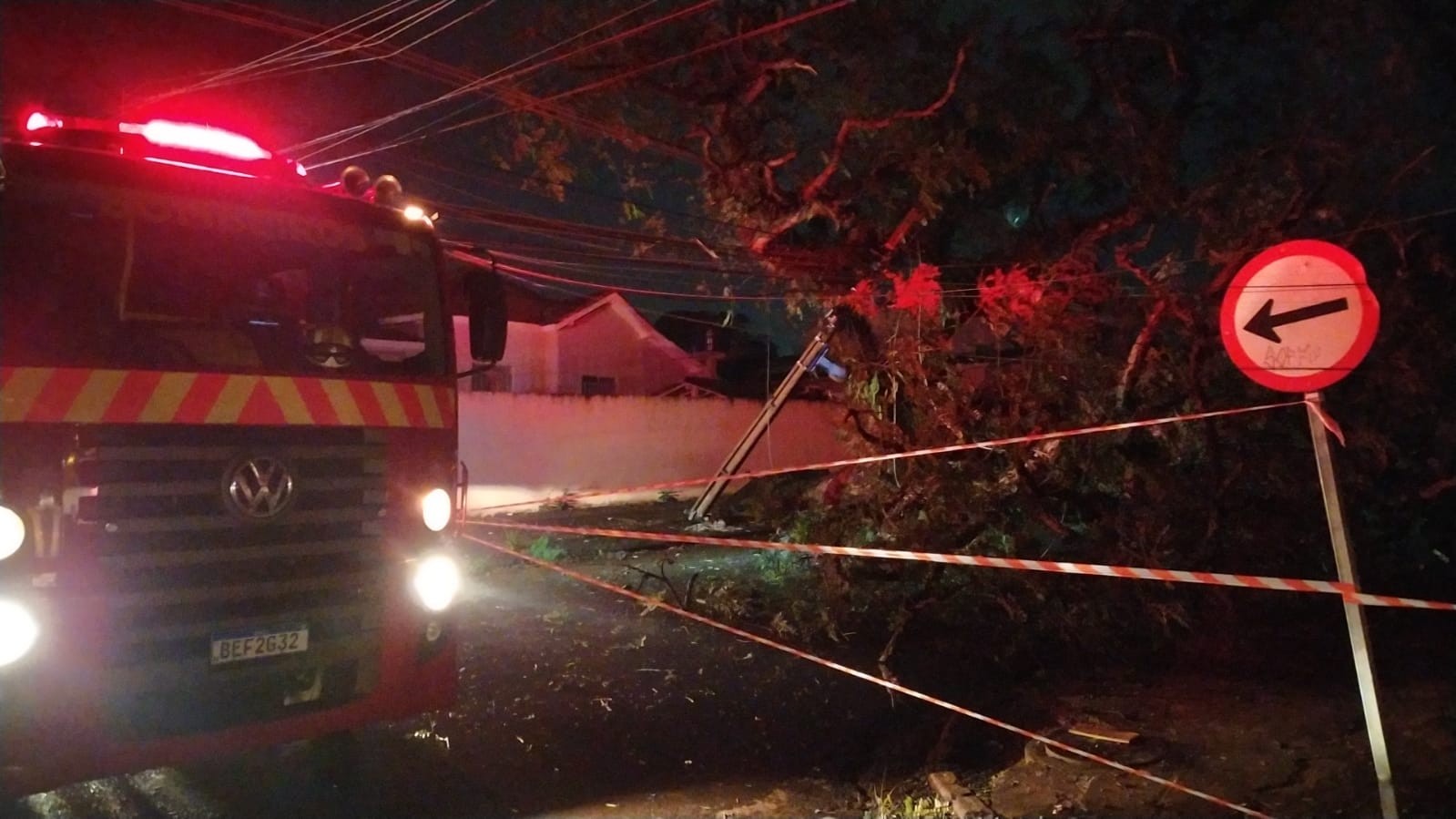 Chuva causa destelhamento e alagamentos pontuais em Maringá