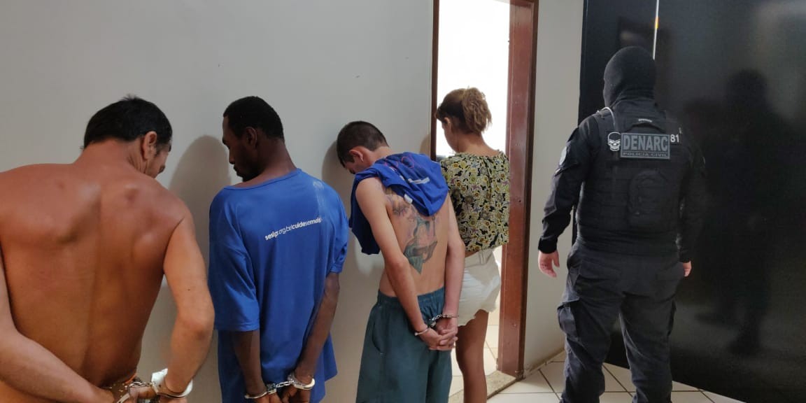 Policiais prendem seis pessoas e encontram droga enterrada