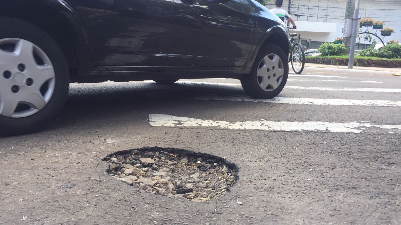 Excesso de buracos no asfalto irrita motoristas