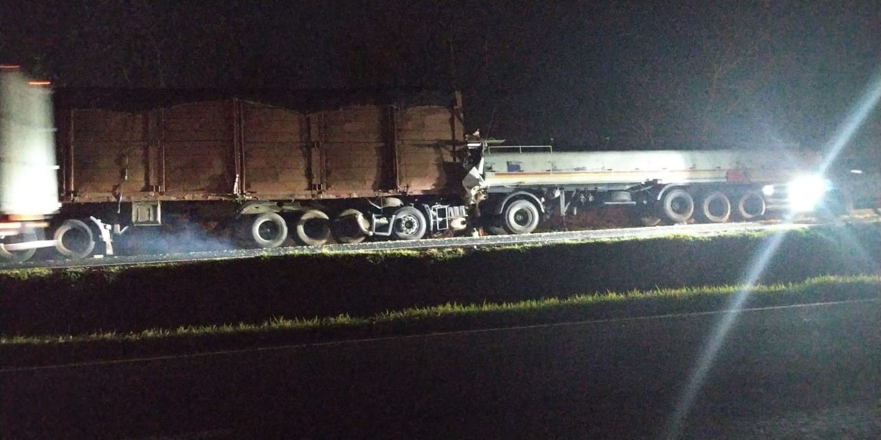 Motorista morre em cabine prensada após bater em traseira de carreta