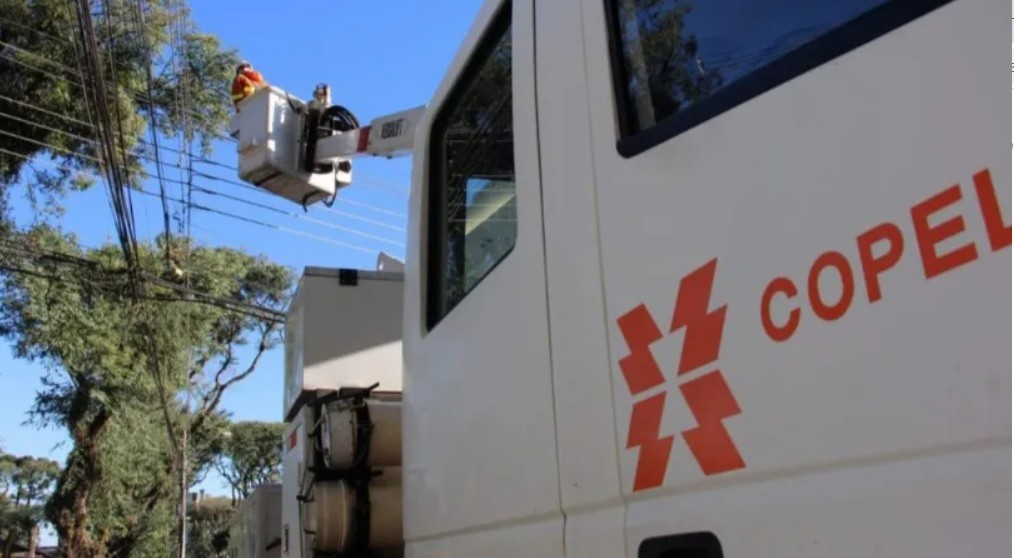 Copel cortou cabos de telefonia soltos em 45 pontos da cidade