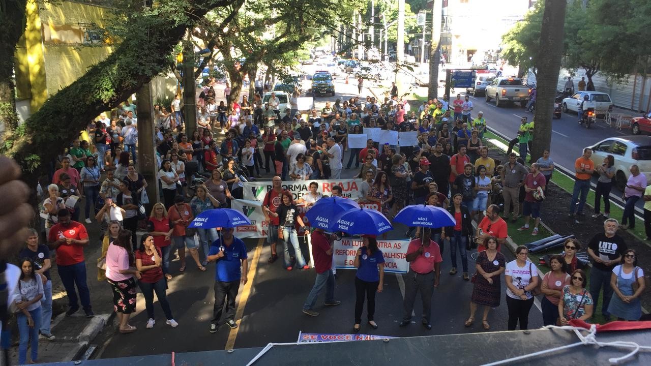 Servidores da UEM fecham portões em manhã de mobilização