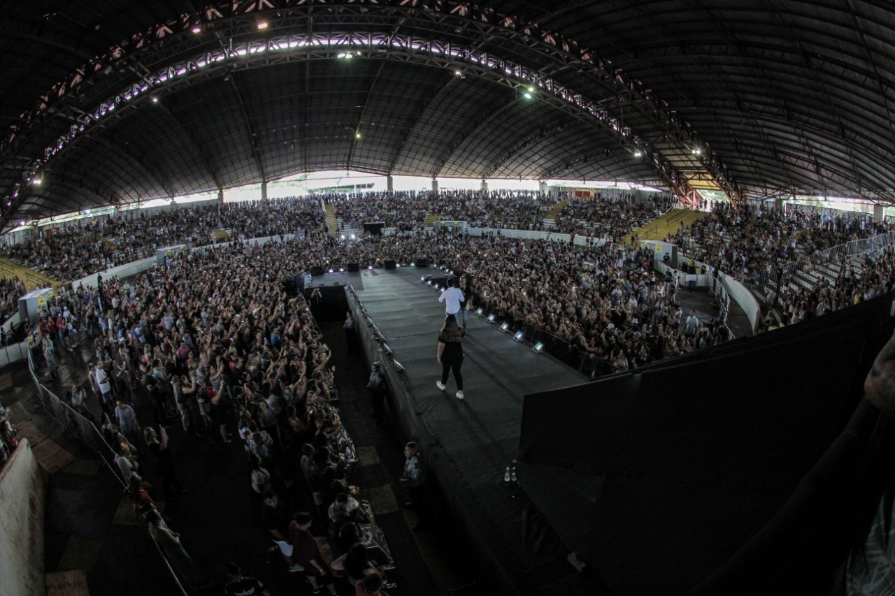Milhares de fãs curtiram de perto ídolos do sertanejo neste domingo(24)