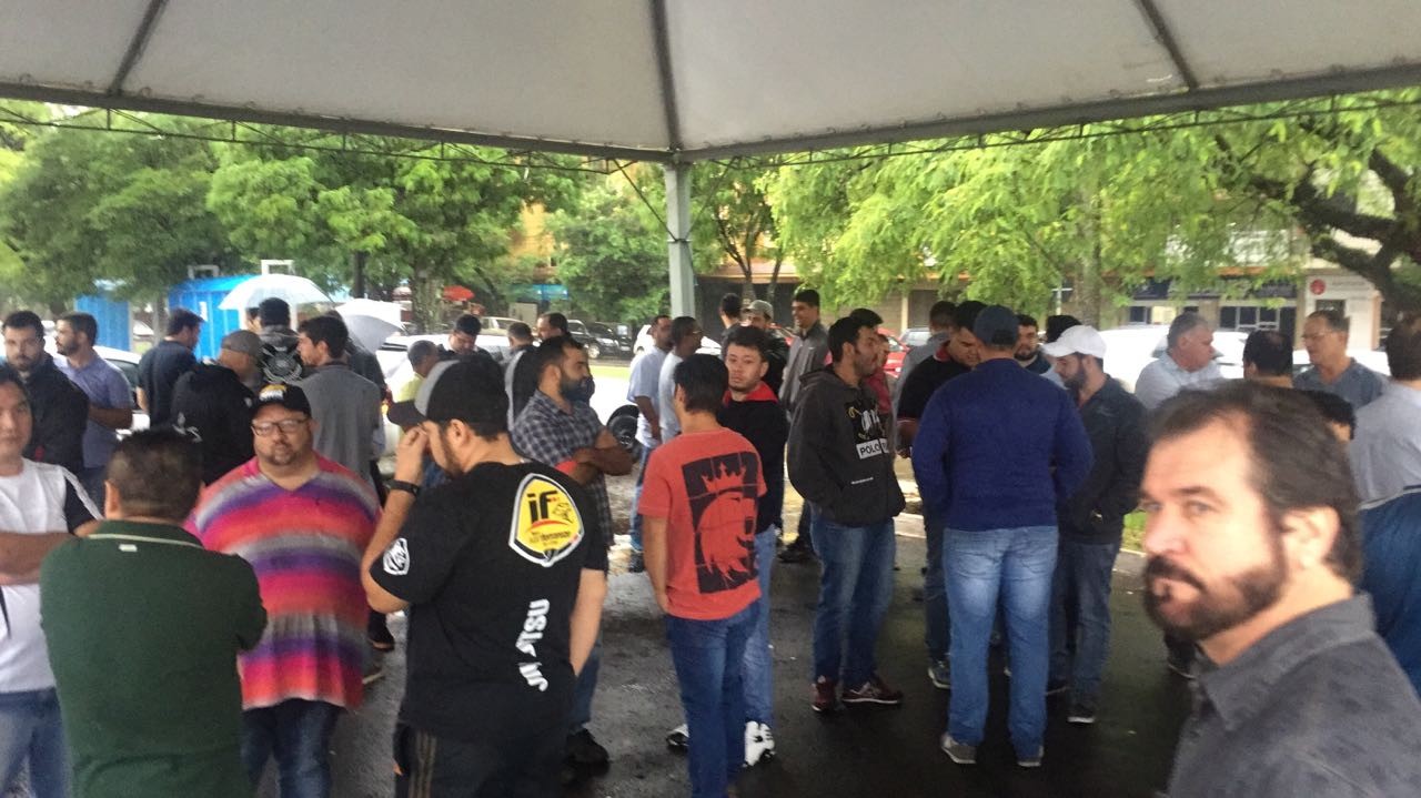 Motoristas da Uber protestam em Maringá