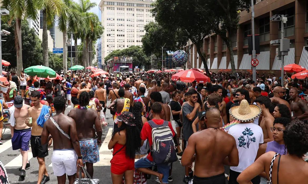 Foliões desejam a solteirice, mas podem encontrar um grande amor no carnaval