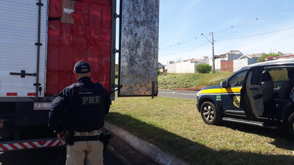 PRF apreende aproximadamente 400 mil maços de cigarros