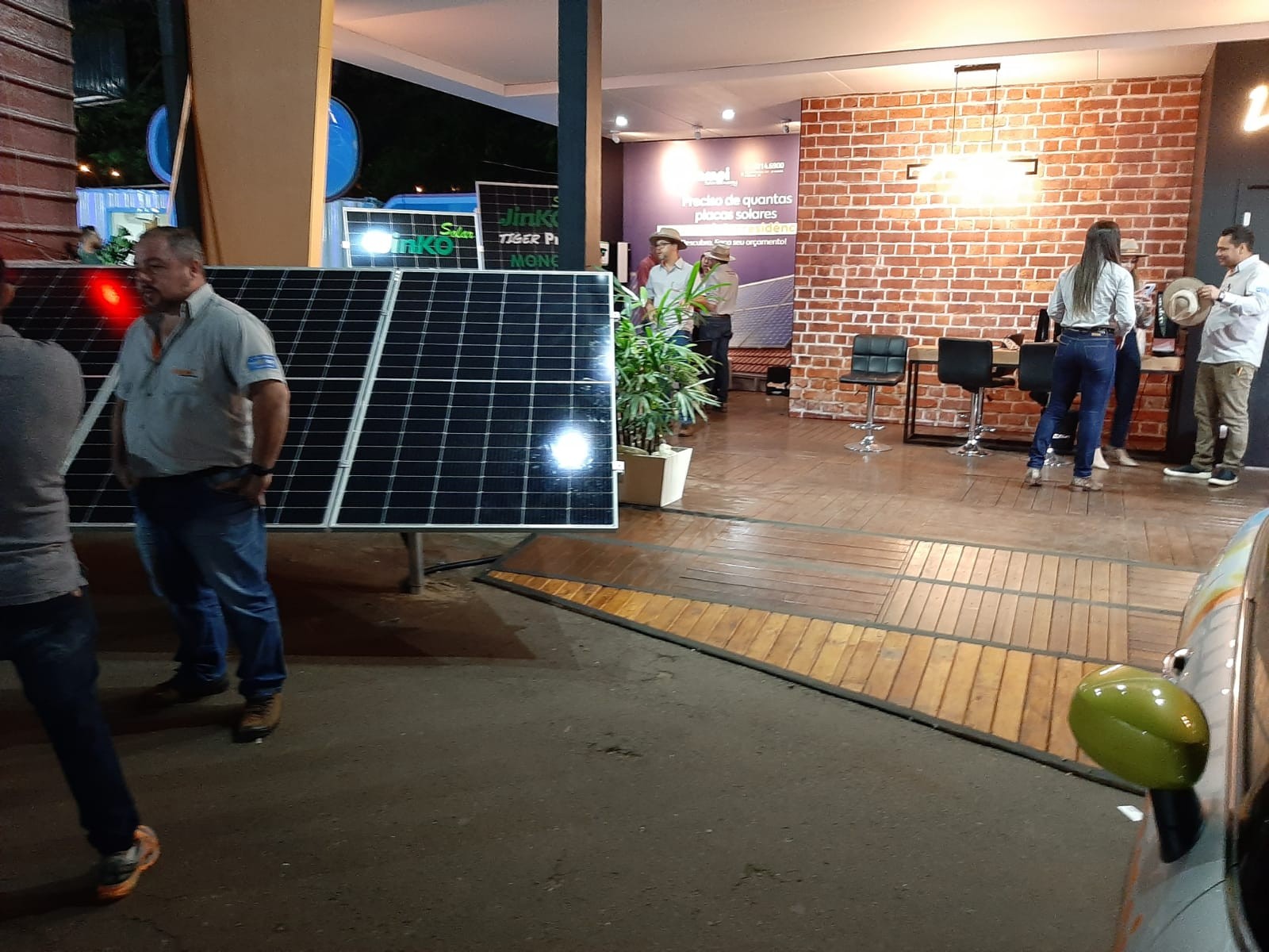 Carros recarregáveis com energia solar garantem autonomia de até 500km