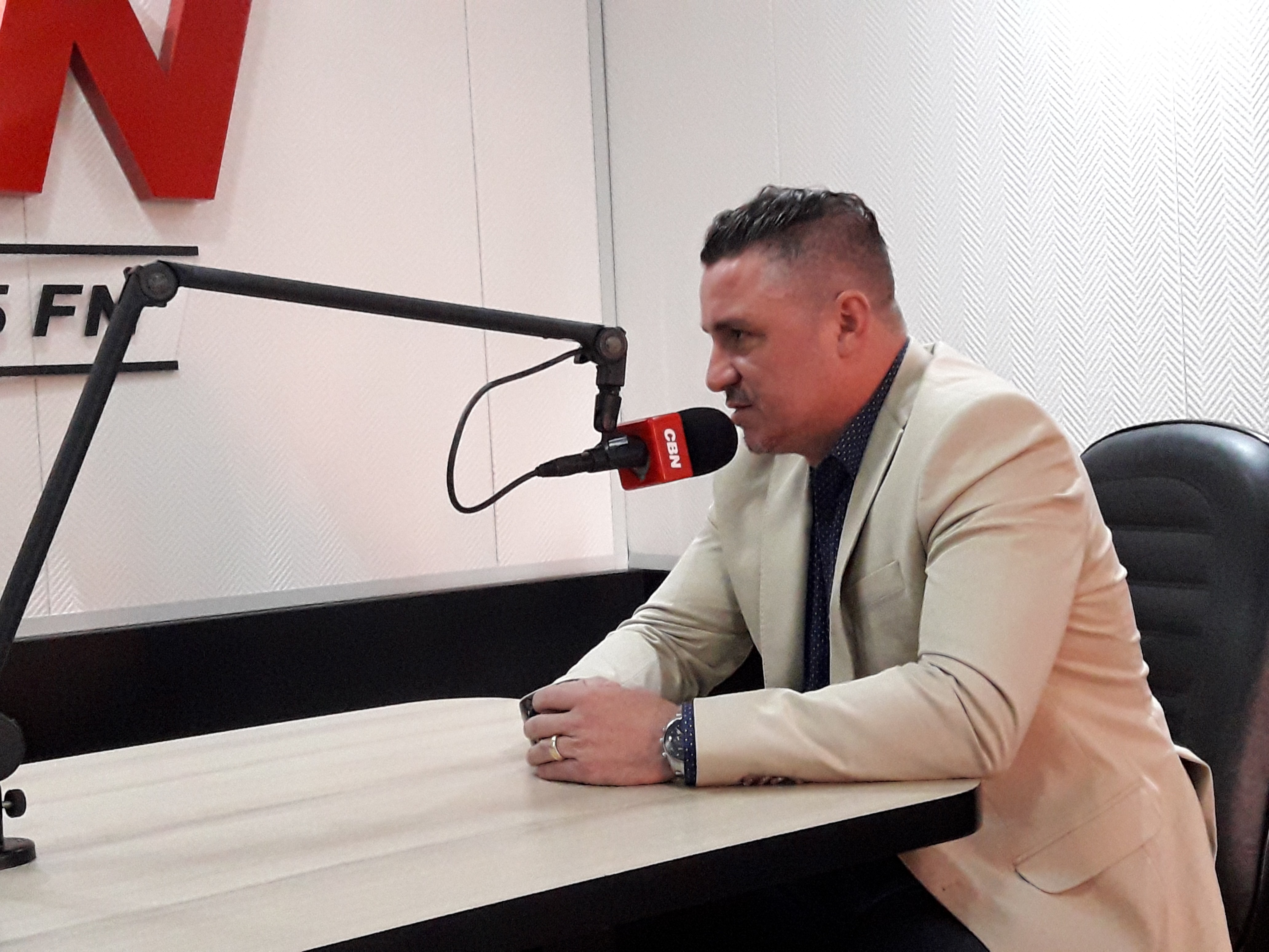 Que tipo de pessoa está mais suscetível a ser infectado por um vírus?