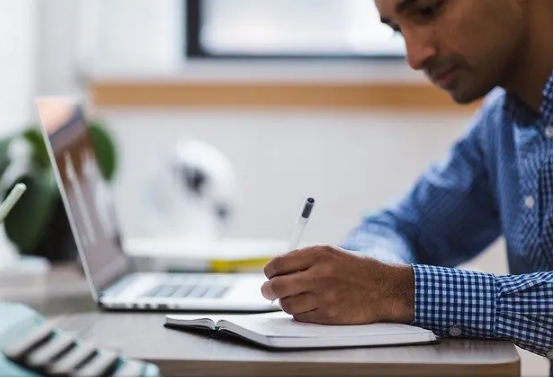 Com salários de até R$ 16,5 mil, Paraná tem sete concursos públicos com inscrições abertas