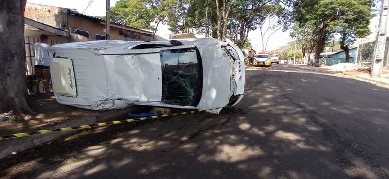 Carro de pet shop tomba em acidente com moto e motociclista fica gravemente ferido