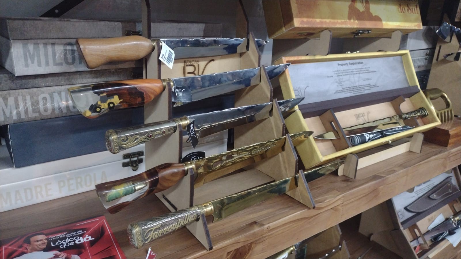 Espadas e facas artesanais chamam atenção na Expoingá