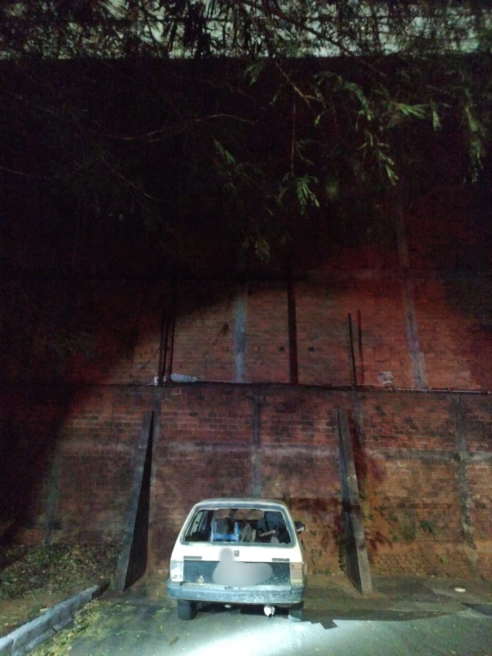 Motorista sem habilitação entra em rua sem saída e bate em muro